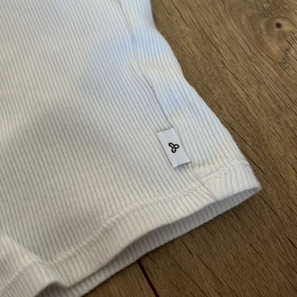 Aritzia TNA Tee - Picture 3 of 4